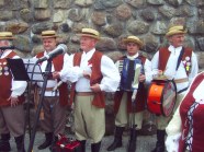  - Śpiewanie piesni patriotycznych na plantach wraz z publicznoscią - zdjęcie nr 6